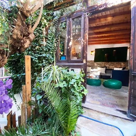 Makuto Coliving House Hostel