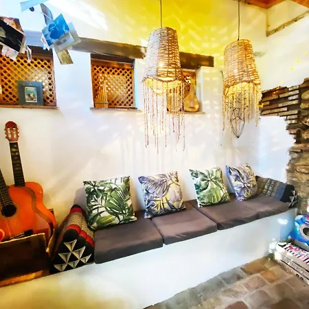 Makuto Coliving House Hostel
