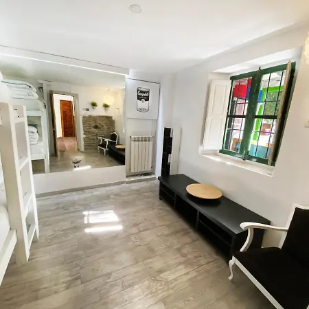 Makuto Coliving House Hostel