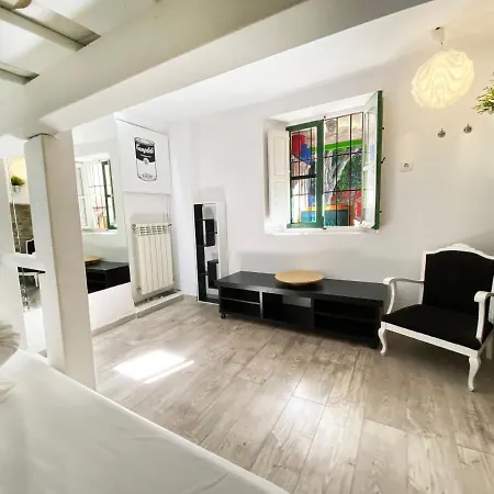 Makuto Coliving House Hostel