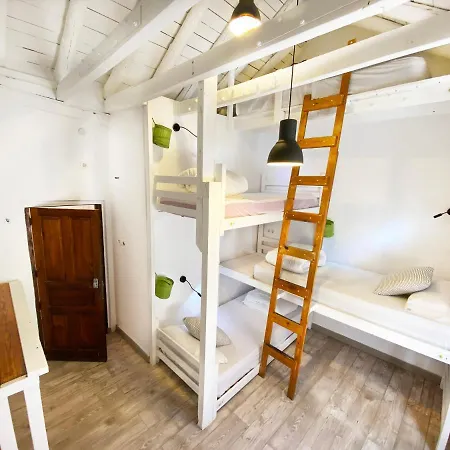 Makuto Coliving House Hostel
